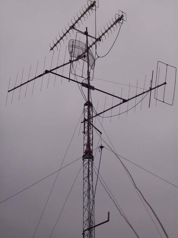 Antena anu dipasang dina tower